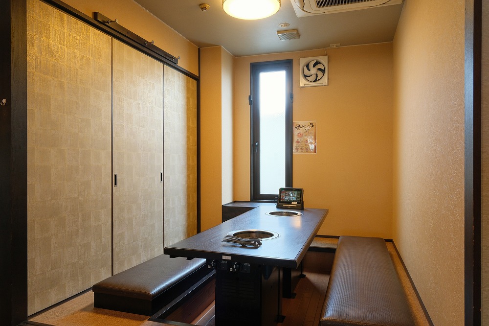 ふすまで仕切られた掘りごたつ席