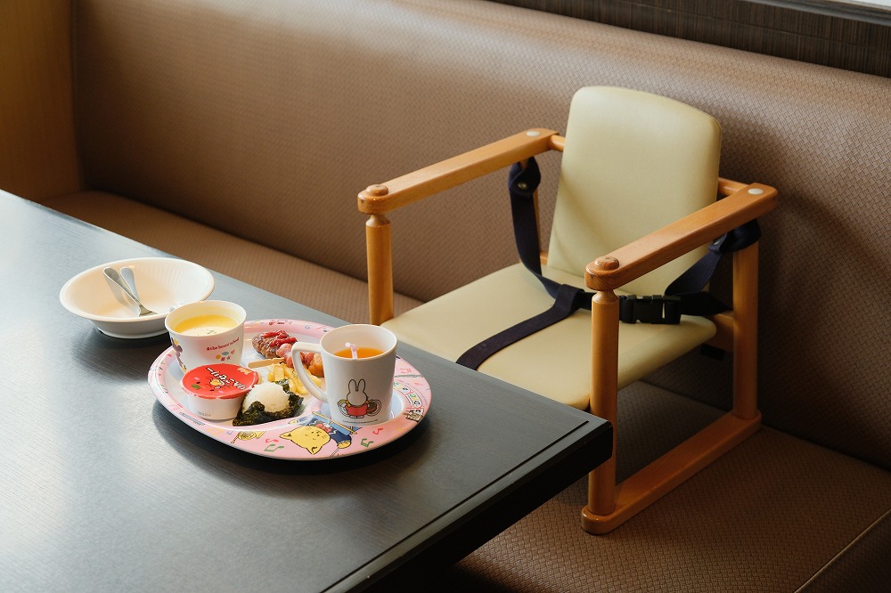 お子様用の椅子とお子様ランチ