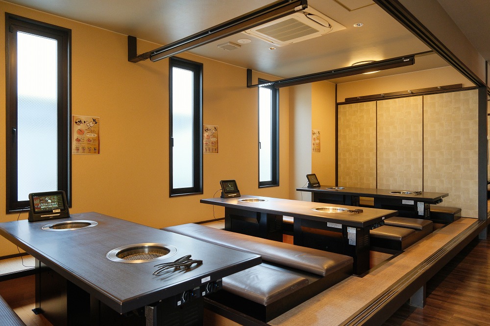 掘りごたつ式の焼肉テーブル席