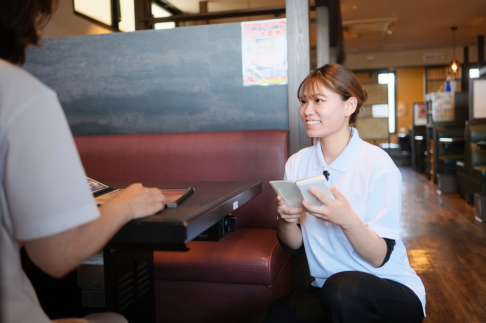 オーダーをとっている女性スタッフ