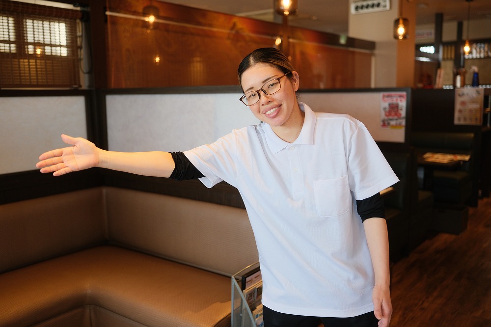 席までご案内する女性スタッフ