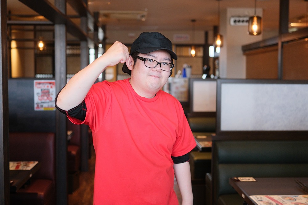 ガッツポーズした男性スタッフ