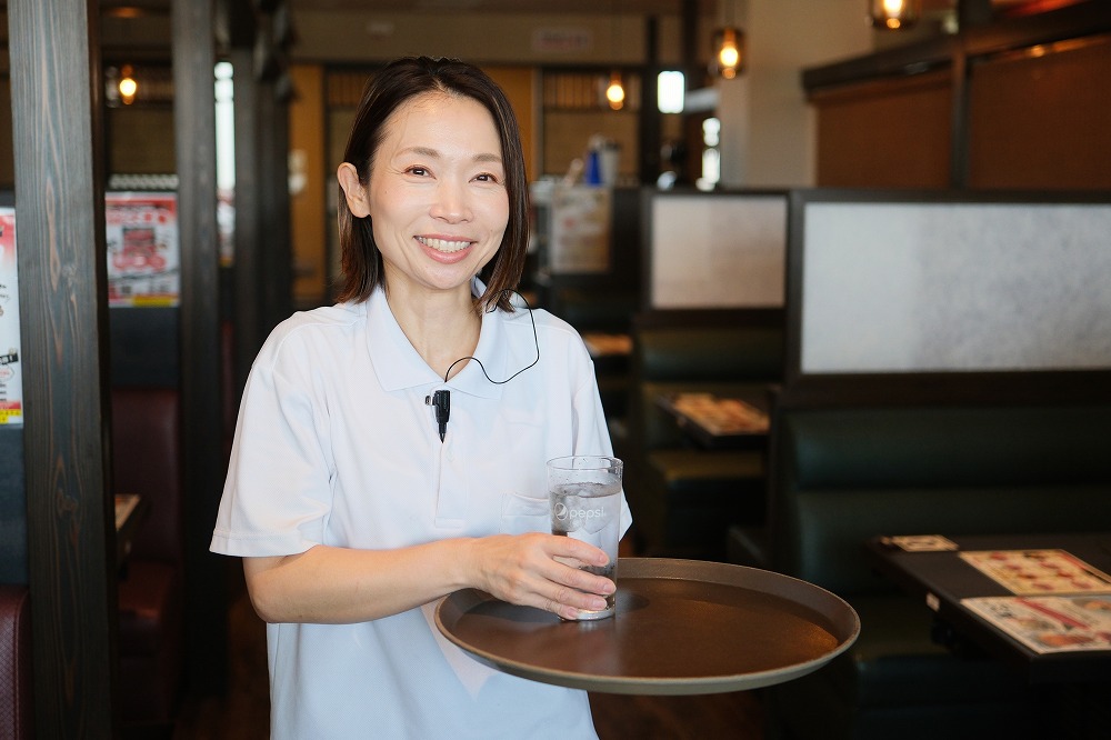 ドリンクを持った女性スタッフ